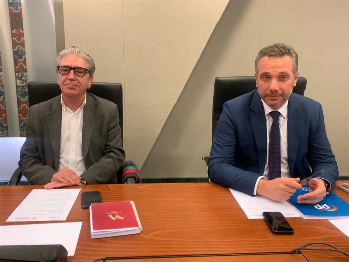 El portavoz del Grupo Parlamentario Popular, Joaquín Segado, a la derecha, durante la Junta de POrtavoces