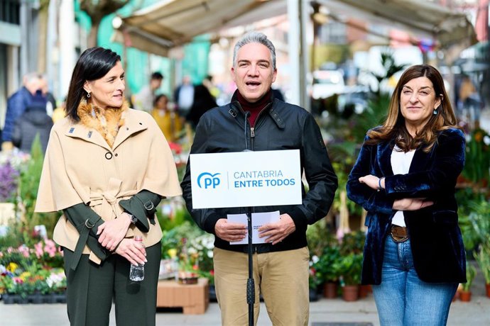 El coordinador general del PP y director de campaña del 28M, Elías Bendodo, junto a la alcaldesa de Santander, Gema Igual (izda), y la presidenta del PP, María José Sáenz de Buruaga