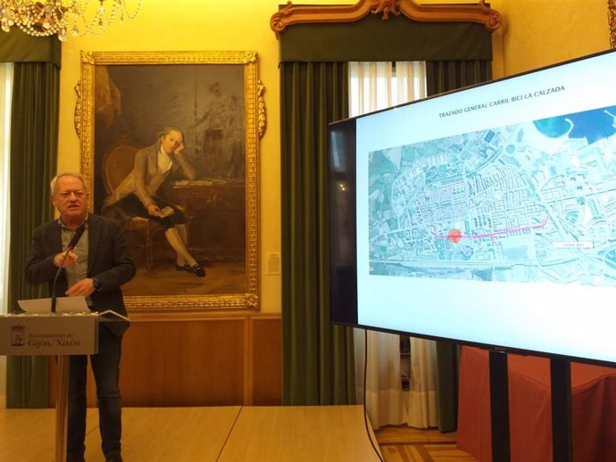 El concejal de Medio Ambiente y Movilidad del Ayuntamiento de Gijón, Aurelio Martín (IU), durante una rueda de prensa sobre el carril bici de La Calzada