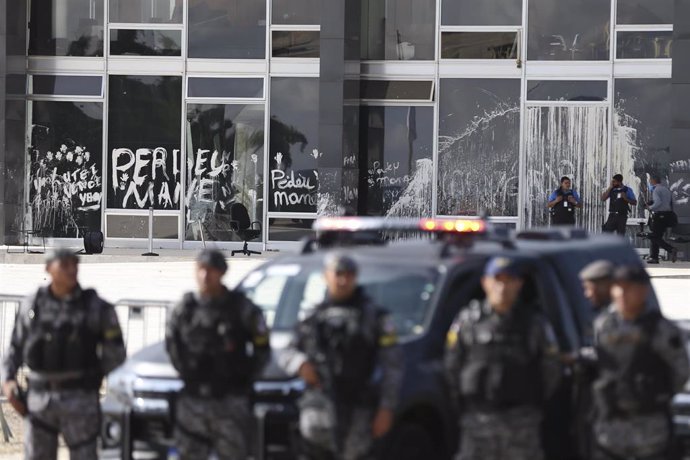 Archivo - Un escuadrón de la Policía Militar custodia la entrada de un vandalizado Palacio del Planalto tras los ataques del 8 de enero.