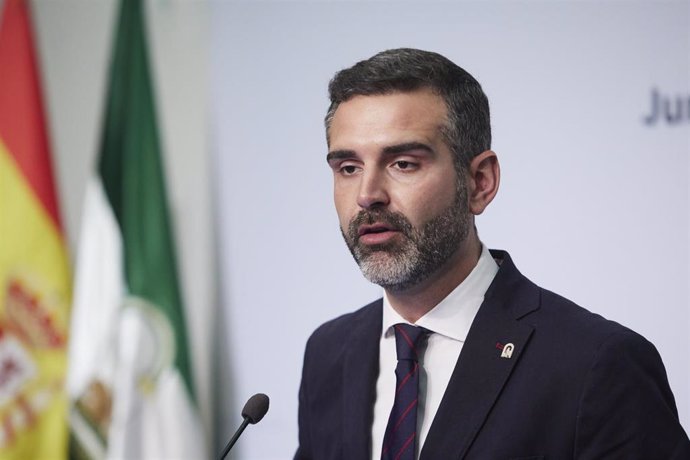 El consejero de Sostenibilidad, Medio Ambiente y Economía Azul de la Junta de Andalucía y portavoz del gobierno, Ramón Fernández-Pacheco, durante la rueda de prensa posterior a la reunión semanal del Consejo de Gobierno de la Junta de Andalucía en el Pa