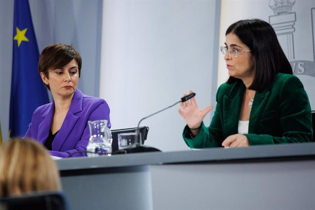 La ministra Portavoz, Isabel Rodríguez (i) y la ministra de Sanidad, Carolina Darias (d), durante una rueda de prensa posterior al Consejo de Ministros, en el Palacio de la Moncloa, a 14 de febrero de 2023, en Madrid (España).