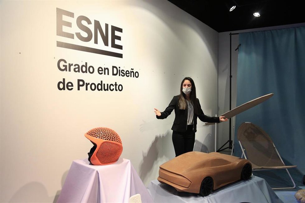 Archivo - Un alumna del ESNE durante una visita a la exposición Future+Talent en la que ha asistido la ministra de Industria, Comercio y Turismo, Reyes Maroto, en La Fábrica, en Madrid (España), a 10 de febrero de 2021. Esta muestra ha sido organizada p