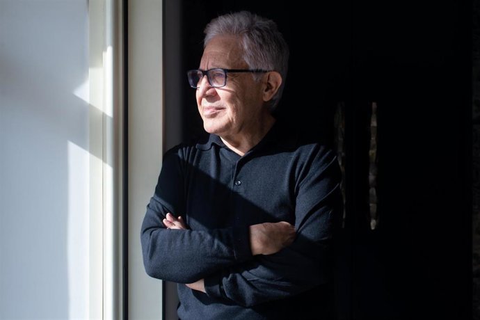 El escritor turco Zülfü Livaneli posa durante una entrevista para Europa Press, en el Hotel Sardinero, a 14 de febrero de 2023, en Madrid 