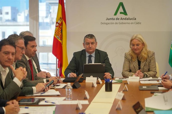 El consejero de la Presidencia, Interior, Diálogo Social y Simplificación Administrativa, Antonio Sanz (c) preside la Comisión de Participación de la Inversión Territorial Integral (ITI) de la provincia. 