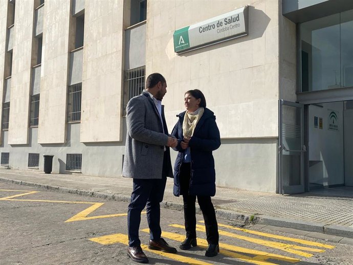 Sebastián Pérez e Irene Ruiz ante el Centro de Salud Córdoba Centro.