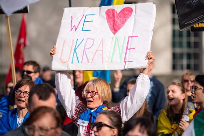 Archivo - 17 April 2022, United Kingdom, London: People take part in a demonstration against the Russian invasion of Ukraine outside Downing Street. Photo: Dominic Lipinski/PA Wire/dpa