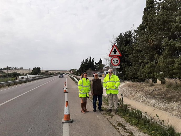 La delegada territorial de Fomento, Articulación del Territorio y Vivienda, Carmen Sánchez, visita la zona donde se está colocando señalización led en la pedanía de Cuartillos, en Jerez de la Frontera (Cádiz)