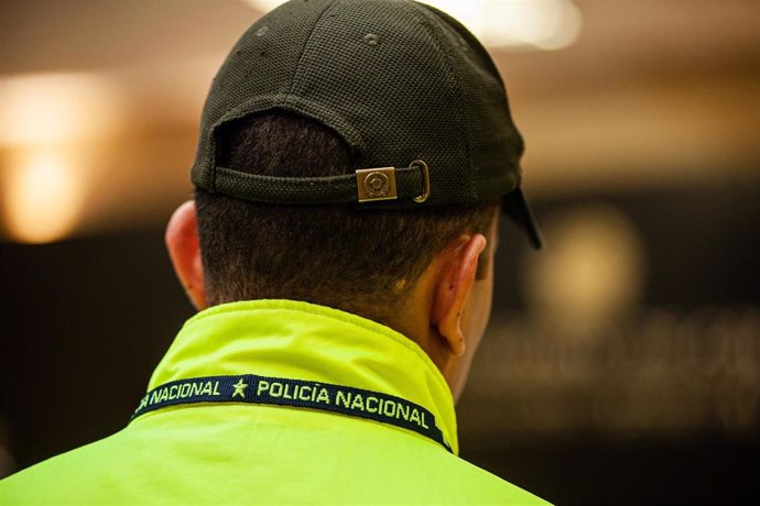 Un policía de Colombia comparece ante los medios en Bogotá