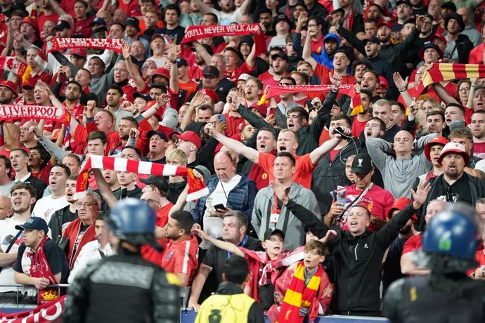Archivo - Aficionados del Liverpool, durante la final de la Champions 2021-2022 en París.