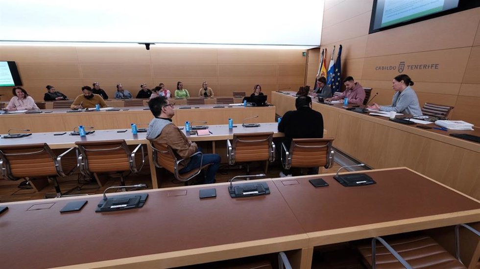 El presidente del Cabildo de Tenerife, Pedro Martín, preside la primera reunión del año de la Mesa Insular del Pueblo Gitano en el Salón de Plenos del Palacio Insular