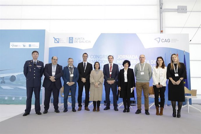 La directora da Axencia Galega de Innovación, Patricia Argerey, junto a otros participantes de la V edición del Congreso Internacional Aeronáutico y Aeroespacial.