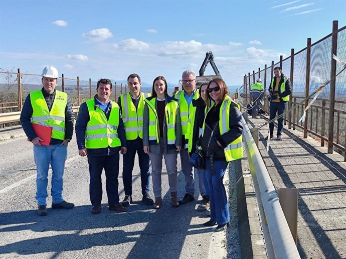 La delegada de Fomento de la Junta en Córdoba, Cristina Casanueva (centro), en una reciente visita las obras en la A-318 en Puente Genil.