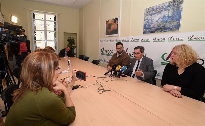 El presidente de la Diputación de Granada, José Entrena, se ha reunido con representantes de la Asociación de Empresarios de la Costa Tropical (Aecost) y de la Mancomunidad de Municipios de la Costa Tropical.
