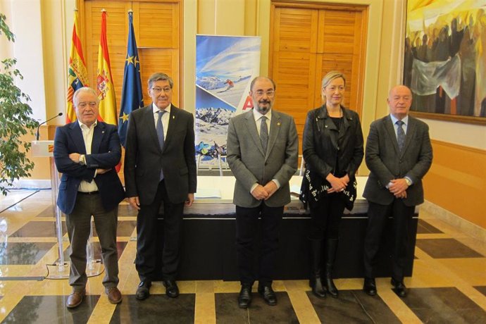 El presidente de la DPH, Miguel Gracia, el vicepresidente de Aragón, Arturo Aliaga, el presidente autonómico, Javier Lambán, la presidenta de Aragón, Marta Gastón, y representante de Astún, Jesús Santacruz, tras firmar el convenio.