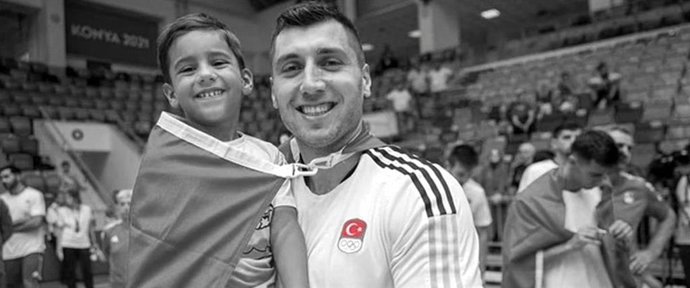 El capitán de la selección turca de balonmano, Cemal Kütahya, junto a su hijo inar