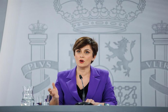 La ministra Portavoz, Isabel Rodríguez, durante una rueda de prensa posterior al Consejo de Ministros, en el Palacio de la Moncloa, a 14 de febrero de 2023, en Madrid (España). El Consejo de Ministros ha aprobado hoy la subida del Salario Mínimo Interpr