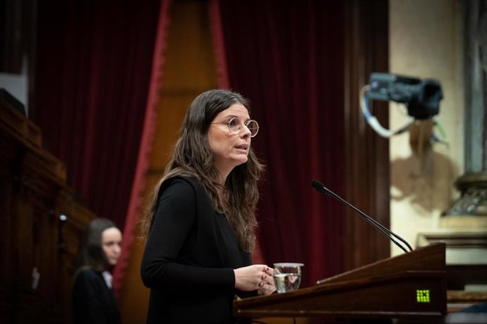 La portavoz de Junts en el Parlament, Mnica Sales, interviene  durante el pleno de debate a la totalidad de los Presupuestos catalanes 2023, en el Parlament, a 14 de febrero de 2023, en Barcelona, Catalunya (España). El pleno del Parlament celebra el d