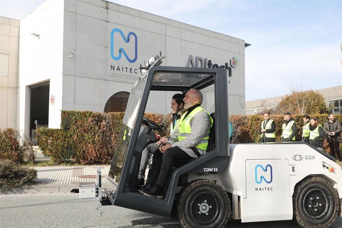 El consejero Cigudosa, junto al vehículo