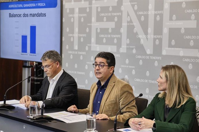 El consejero insular de Agricultura, Ganadería y Pesca, Javier Parrilla; el presidente del Cabildo de Tenerife, Pedro Martín, y la gerente de Balsas de Tenerife (Balten), Ana Sánchez