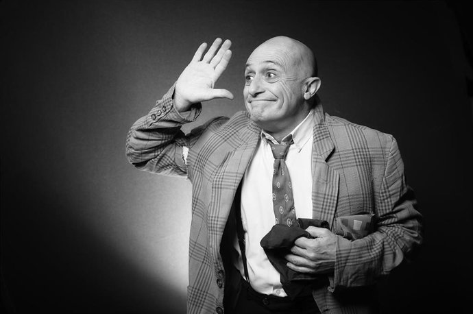 Archivo - El actor Pepe Viyuela posa para Europa Press, en el Teatro del Barrio, a 4 de abril de 2022, en Madrid (España)