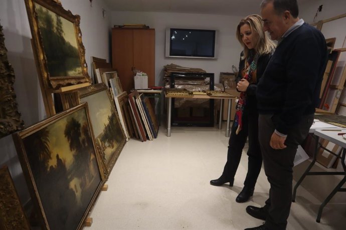 La alcaldesa de Alcalá de Guadaíra, Ana Isabel Jiménez, contempla las obras cedidas al Museo alcalareño para los próximos cinco años.