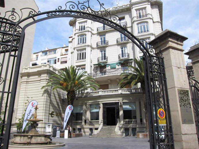 Archivo - Entrada del edificio Ibercaja Zentrum en Zaragoza