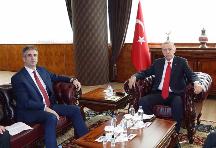 El ministro de Exteriores israelí, Eli Cohen, y el presidente turco, Recep Tayyip Erdogan