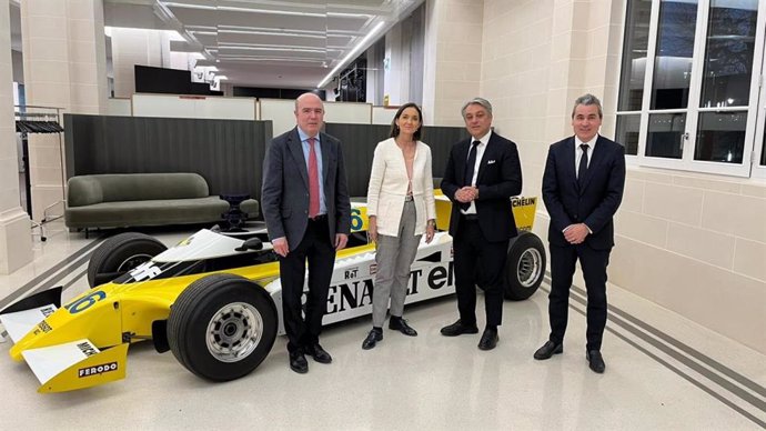 Imagen del encuentro de la ministra de Industria, Comercio y Turismo, Reyes Maroto, con el consejero delegado del grupo Renault, Luca de Meo (segundo empezando por la derecha), en París.
