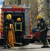 Ocho personas afectadas por humo y una por quemaduras tras un incendio en una vivienda en Málaga capital