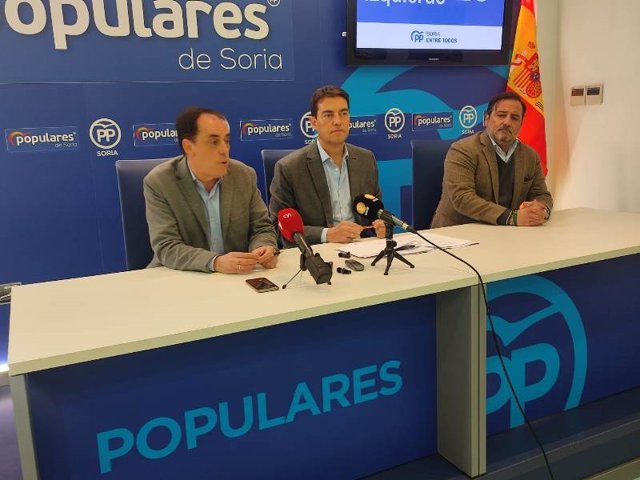 El presidente del PP de Soria, Benito Serrano (i); el responsable de campaña del PP autonómico, Ángel Ibáñez; y el secretario del PP de Soria, José Manuel Hernando.