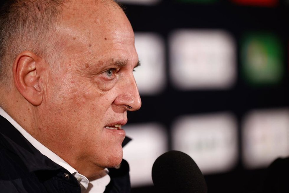 El presidente de LaLiga, Javier Tebas, atiende a los medios de comunicación.