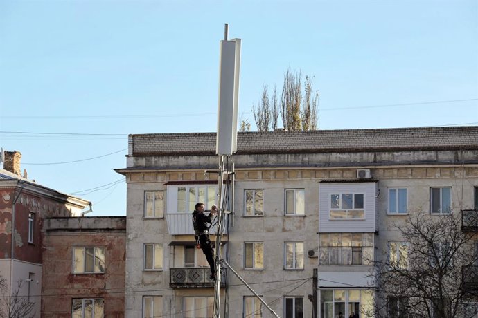 Archivo - November 14, 2022, Kherson, Ukraine: A worker sets up a base station outside the Kherson Regional State Administration building in Kherson which was liberated from Russian invaders Friday, November 11, southern Ukraine.