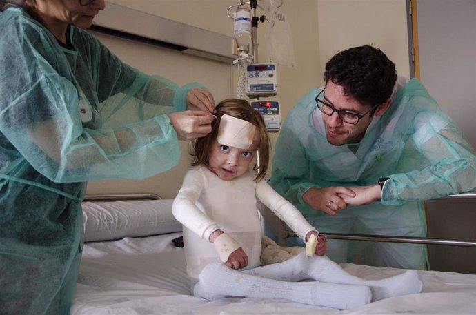 Archivo - Enfermeras en el hospital atendiendo a niña afectada de piel de mariposa.