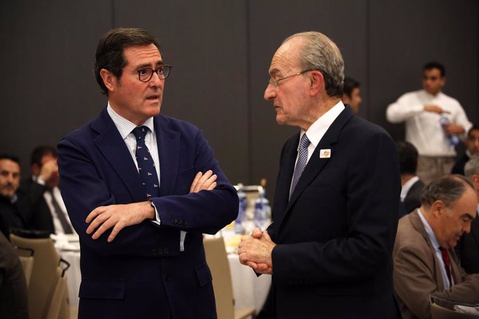 El presidente de CEOE, Antonio Garamendi, (i) junto al alcalde de Málaga, Francisco de la Torre