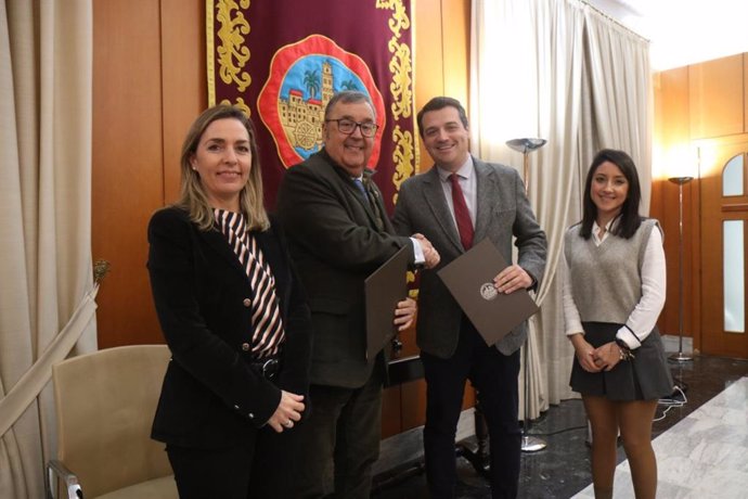 Firma del convenio entre el alcalde, José María Bellido, y el presidente de Fundecor, Antonio Arenas, acompañados por la concejala de Juventud, Cintia Bustos, y por la directora de Fundecor, Lola Peñafiel.