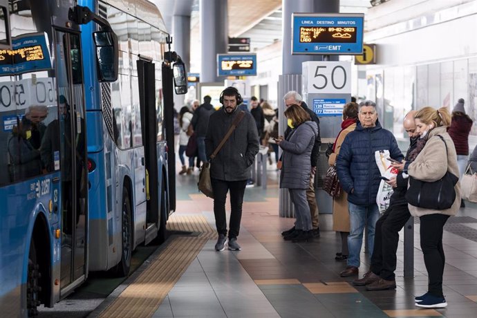 Varias personas sin mascarilla esperan a un autobús en el intercambiador del Metro de Plaza de Castilla, a 8 de febrero de 2023, en Madrid (España)