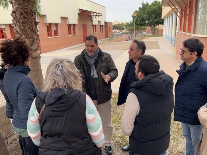 El delegado territorial Francisco Alonso viisita un centro educativo en Almería