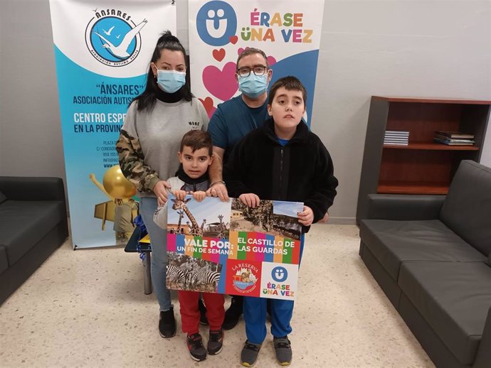 La Fundación 'Érase una vez' cumple el sueño de dos hermanos de Huelva con autismo.