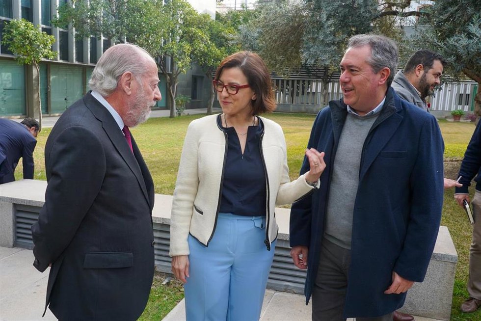 El presidente de la Diputación de Sevilla, Fernando Rodríguez Villalobos, la portavoz del PSOE en el Senado, Eva Granados, y el secretario general del PSOE de Andalucía, Juan Espadas, este martes en Sevilla.  