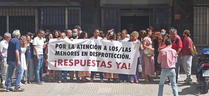 Archivo - Una concentración de protesta de trabajadores del Servicio de Protección de Menores de la Junta en Córdoba.
