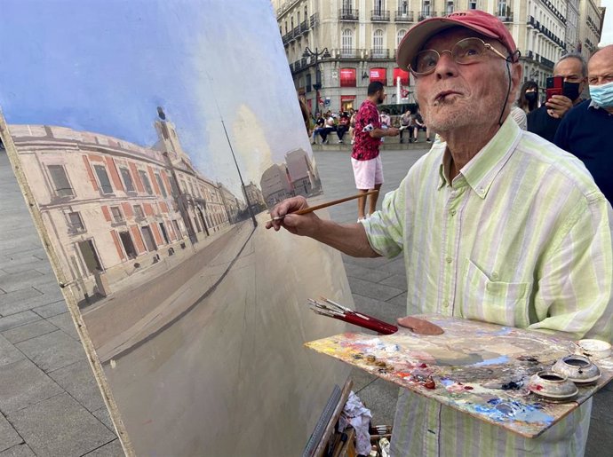 Archivo - El pintor Antonio López pinta en la Puerta del Sol, en julio de 2021