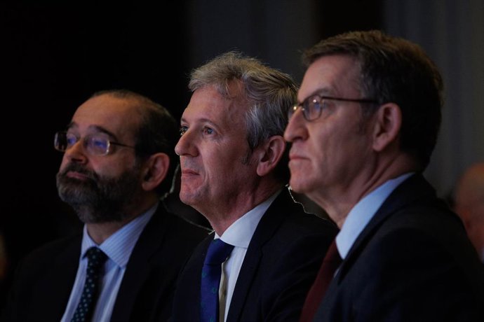 El presidente de la Xunta de Galicia, Alfonso Rueda, y el presidente del PP, Alberto Núñez Feijóo, durante el foro de conversación de El Debate, en el Hotel Four Seasons, a 14 de febrero de 2023, en Madrid (España).