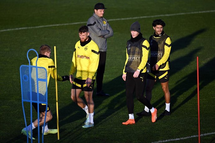 14 February 2023, North Rhine-Westphalia, Dortmund: Borussia Dortmund coach Edin Terzic (C) leads a training session ahead of Wednesday's UEFA Champions League round of 16 soccer match against Chelsea. Photo: Federico Gambarini/dpa