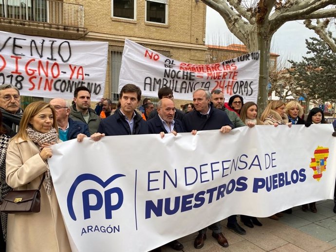Concentración en protesta por el recorte de servicio de la UVI del Hospital de Calatayud, con la presencia de representantes del PP, entre ellos, su presidente autonómico, Jorge Azcón, y provincial, Ramón Celma.