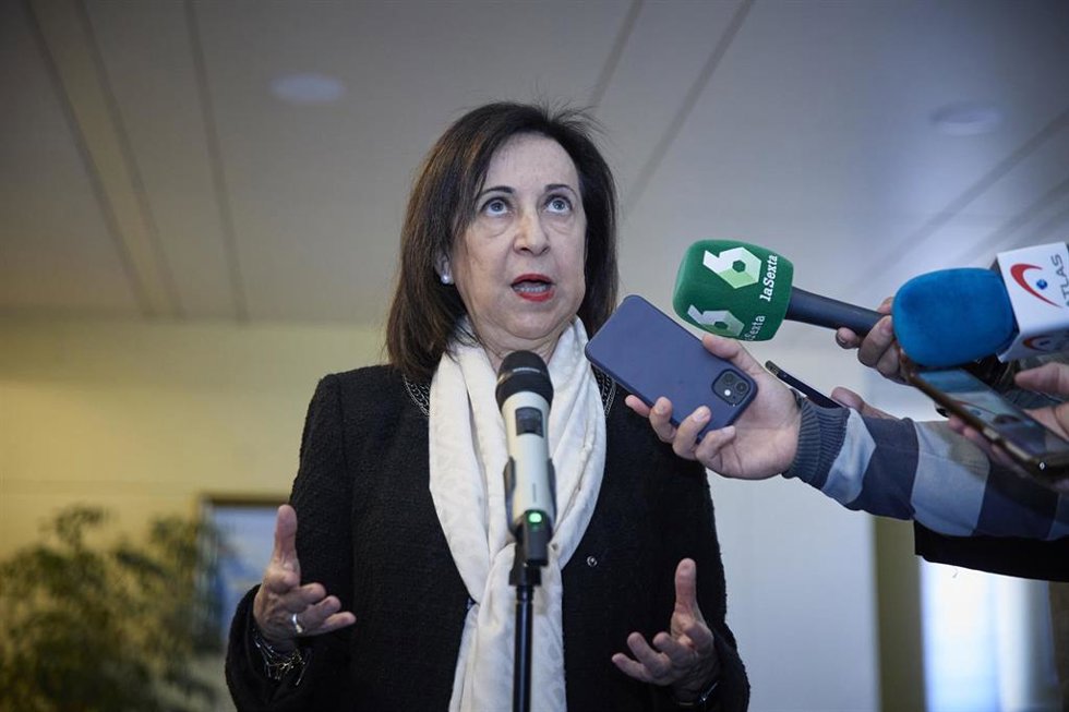 La ministra de Defensa, Margarita Robles, ofrece declaraciones a los medios tras presidir el acto de entrega del Premio José Francisco de Querol y Lombardero, en la sede del Ministerio, a 6 de febrero de 2023, en Madrid (España).
