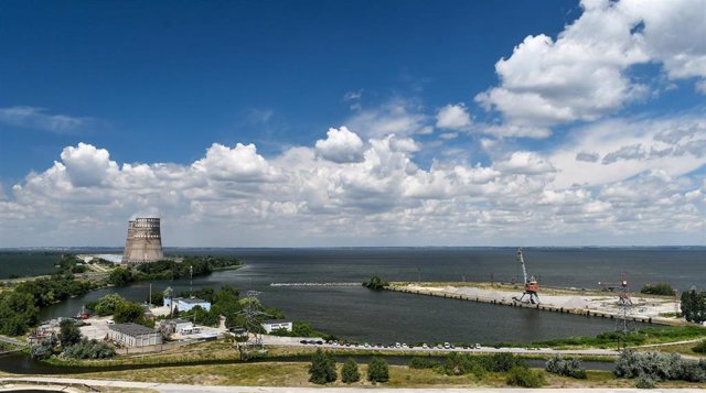 Archivo - Torres de refrigeración nuclear en la reserva hídrica de Kajovkaya
