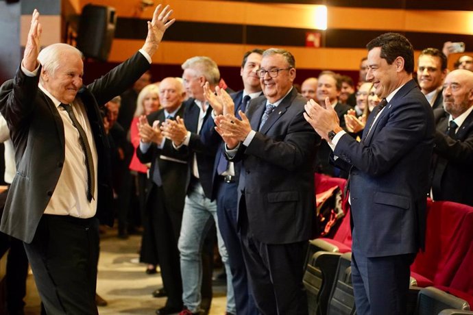Moreno homenajea a Manuel Benítez 'El Cordobés' por 20 años como "califa del toreo": "Una figura, un referente"