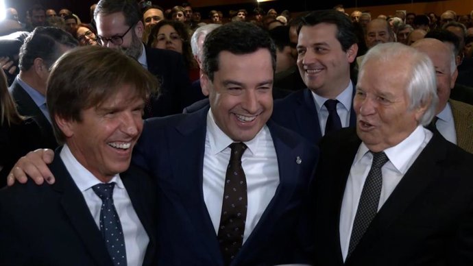 Juanma Moreno (centro), entre Manuel Díaz y Manuel Benítez 'El Cordobés'.