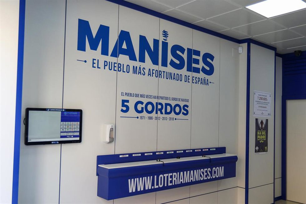 Archivo - Interior de una Administración de Lotería en Manises 